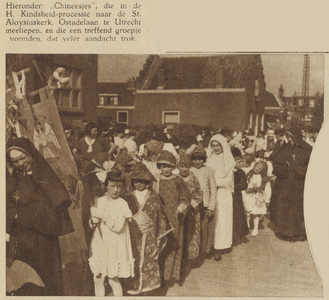 874417 Afbeelding van de Heilige Kindsheid-processie met een groep 'chineesjes', op weg naar de St.-Aloysiuskerk ...